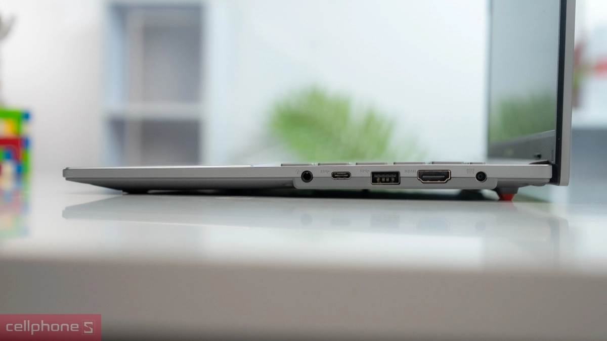 Pin, cổng kết nối của laptop Acer Gaming Nitro 16 AI Propanel AN16S-61-R5F4