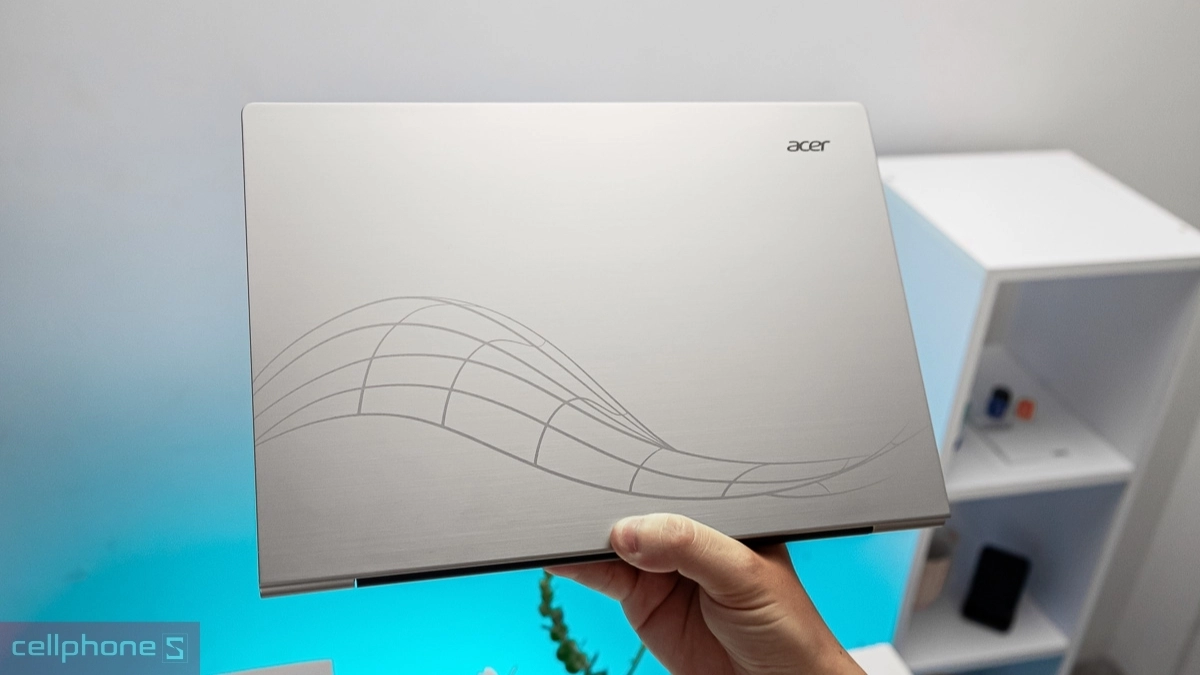 Acer Swift Lite 14 sở hữu thân nhôm bạc mỏng nhẹ dễ dàng di chuyển