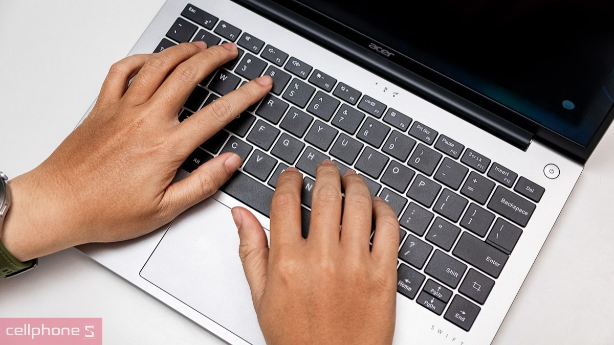 Acer Swift Lite 14 trang bị bàn phím phủ nhám hạn chế bám mồ hôi