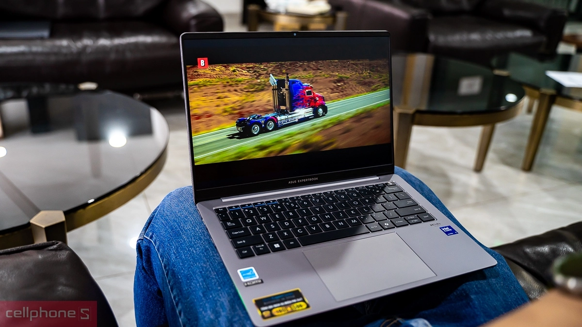 ASUS ExpertBook P5 hỗ trợ AI trực tiếp, tối ưu công việc và họp trực tuyến