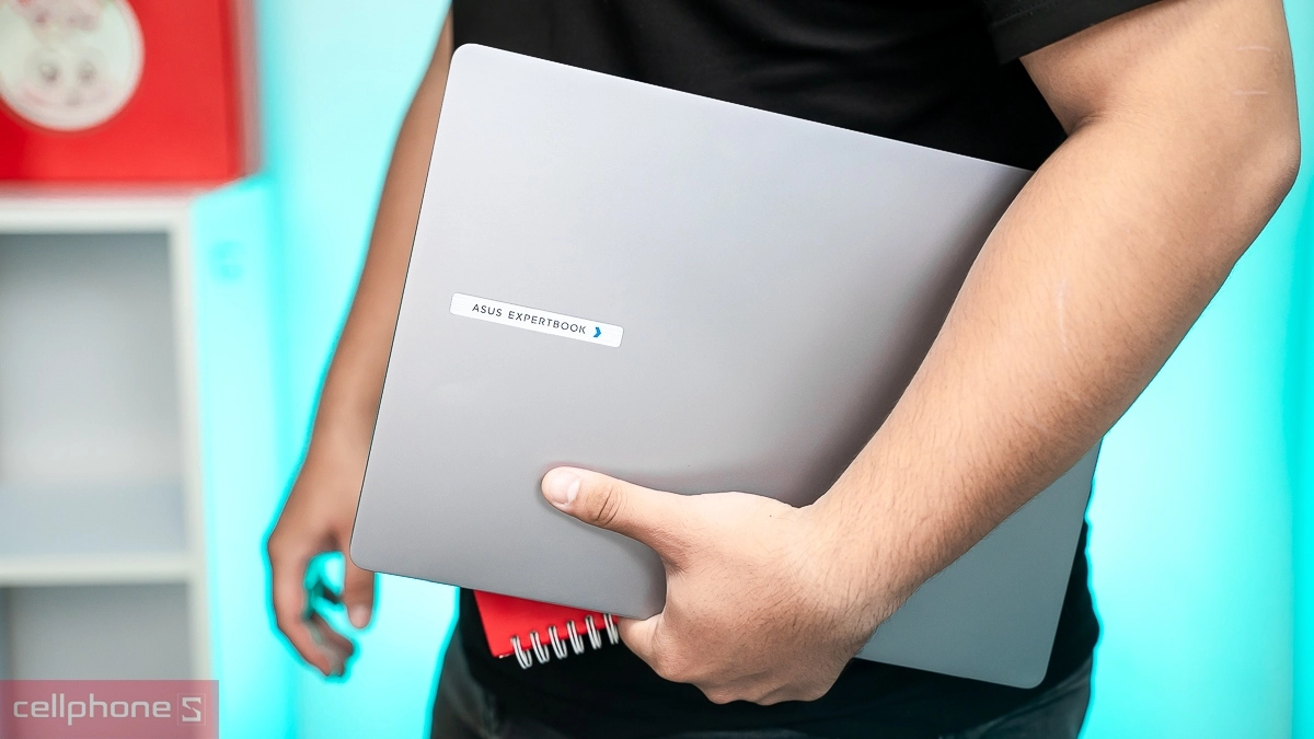 ASUS ExpertBook P5 sở hữu thiết kế kim loại gọn nhẹ, bền bỉ