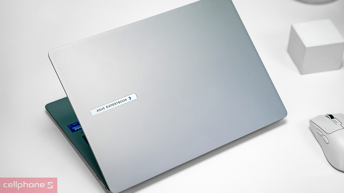 ASUS ExpertBook P5 đạt tiêu chuẩn quân đội MIL-STD-810H, phù hợp di chuyển thường xuyên