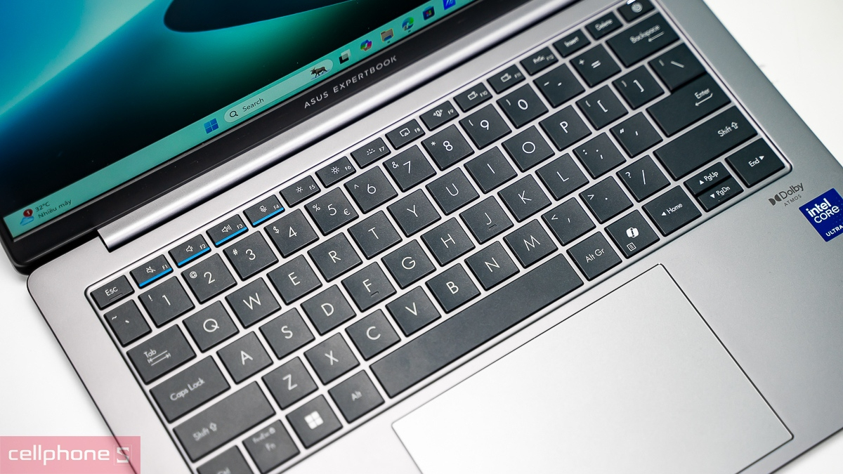 ASUS ExpertBook P5 trang bị bàn phím Chiclet có đèn nền, hỗ trợ nhập liệu thuận tiện