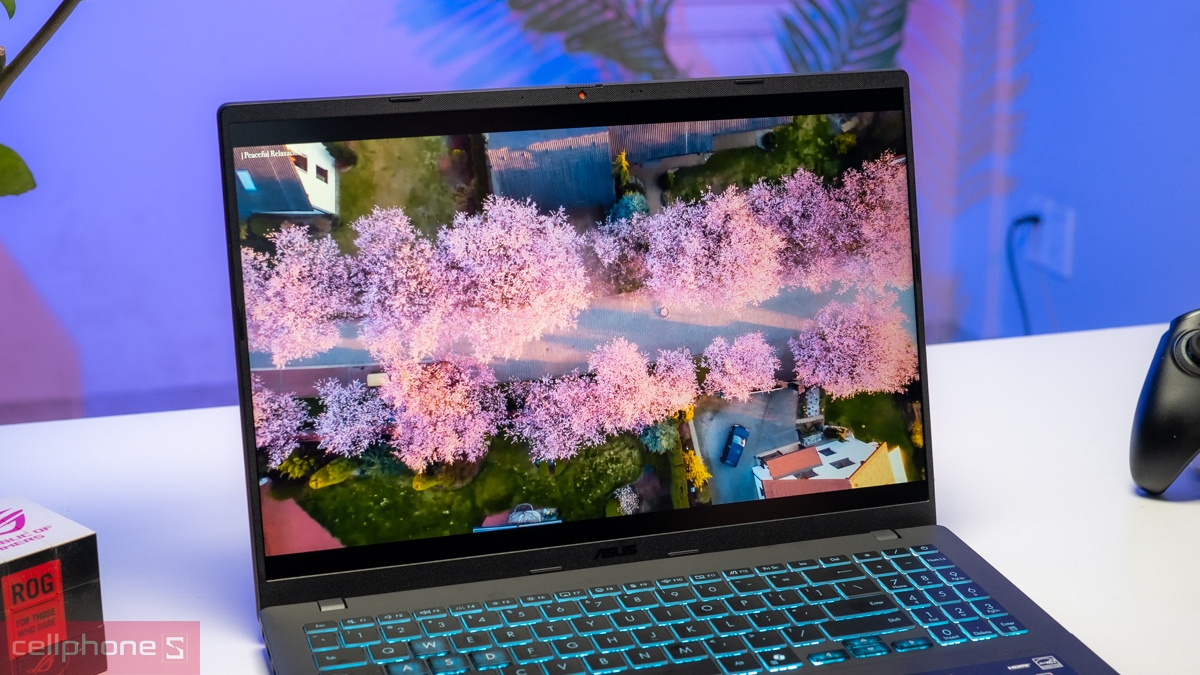 Asus Gaming V16 có màn hình hiển thị sống động