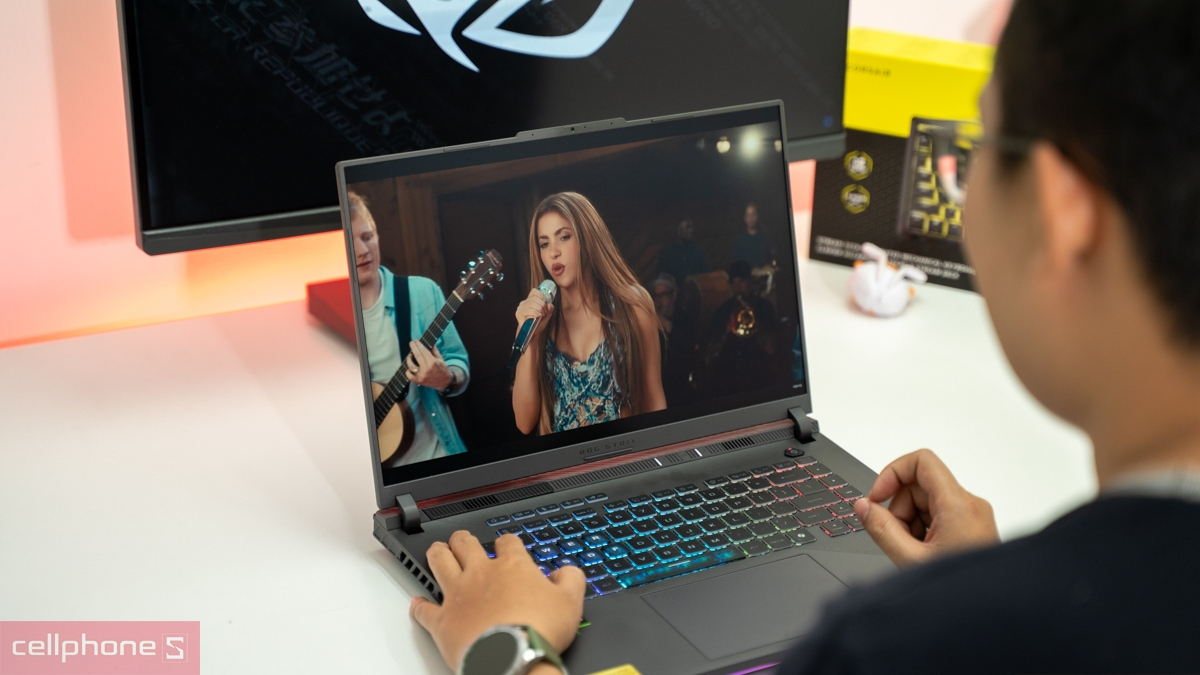 Asus ROG Strix G16 có thiết kế đèn nền RGB đa vùng