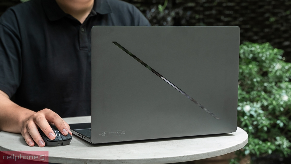 Asus Rog Zephyrus G16 sử dụng pin 90Wh hỗ trợ sạc nhanh 50% trong 30 phút