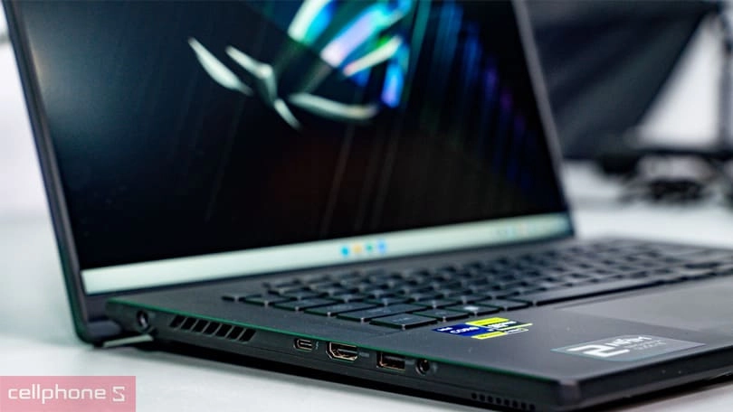 Asus ROG Zephyrus đa dạng cổng kết nối