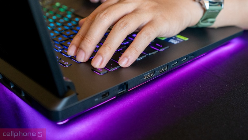 Thiết kế laptop ASUS ROG Strix SCAR 18 G835LW-SA172W