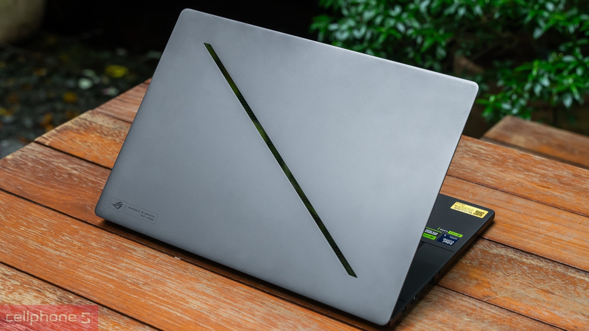 Cổng kết nối trên laptop ASUS ROG Zephyrus G16 GU605CR-QR137W