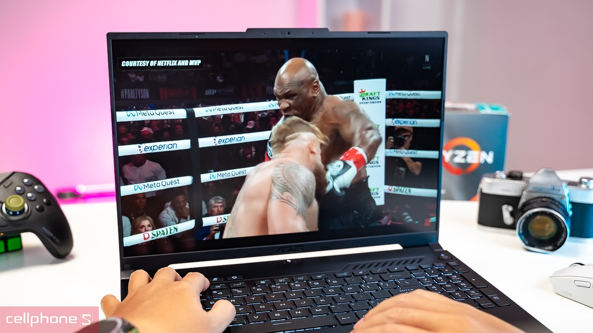 ASUS TUF Gaming A16 hiển thị rõ nét với độ sáng 300 nit