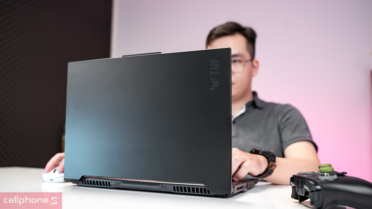 ASUS TUF Gaming A16 thiết kế gaming cá tính thuận tiện di chuyển
