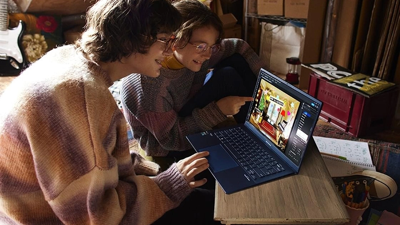 Màn hình sắc nét, bàn phím hỗ trợ tối đa cho công việc