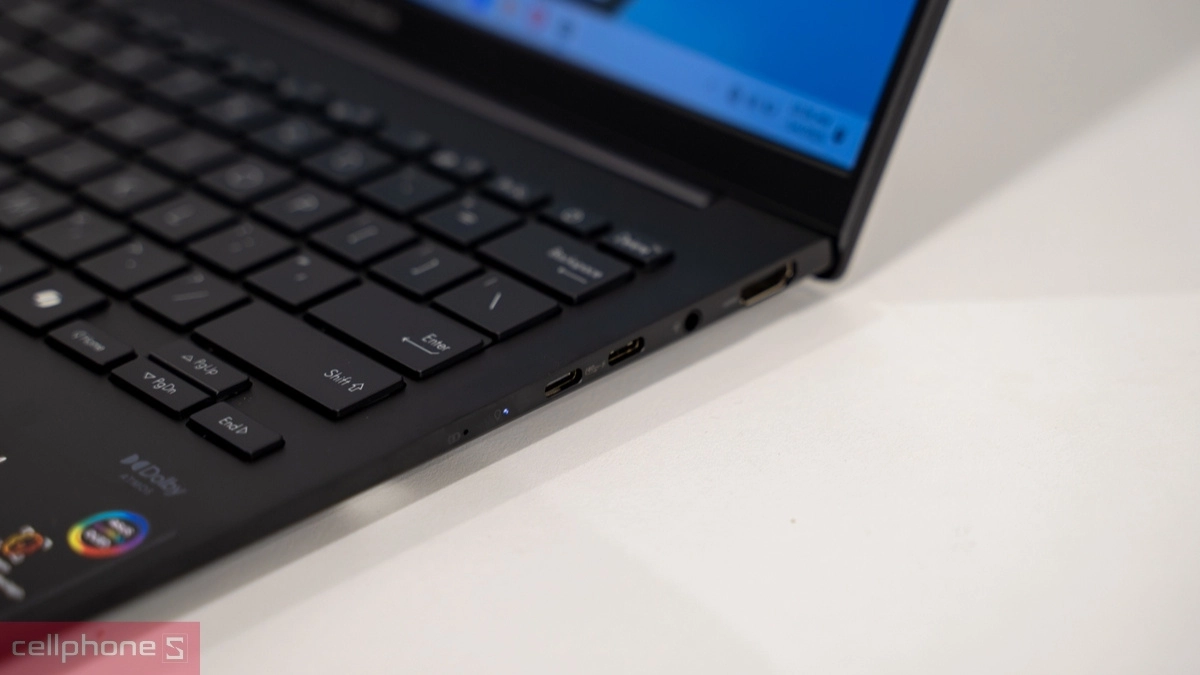 Giải trí liên tục với viên pin lớn, cổng kết nối đa dạng