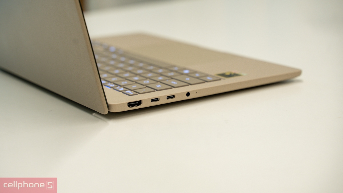 Asus Zenbook A14 trang bị USB Type-C, USB Type-A, HDMI và jack âm thanh