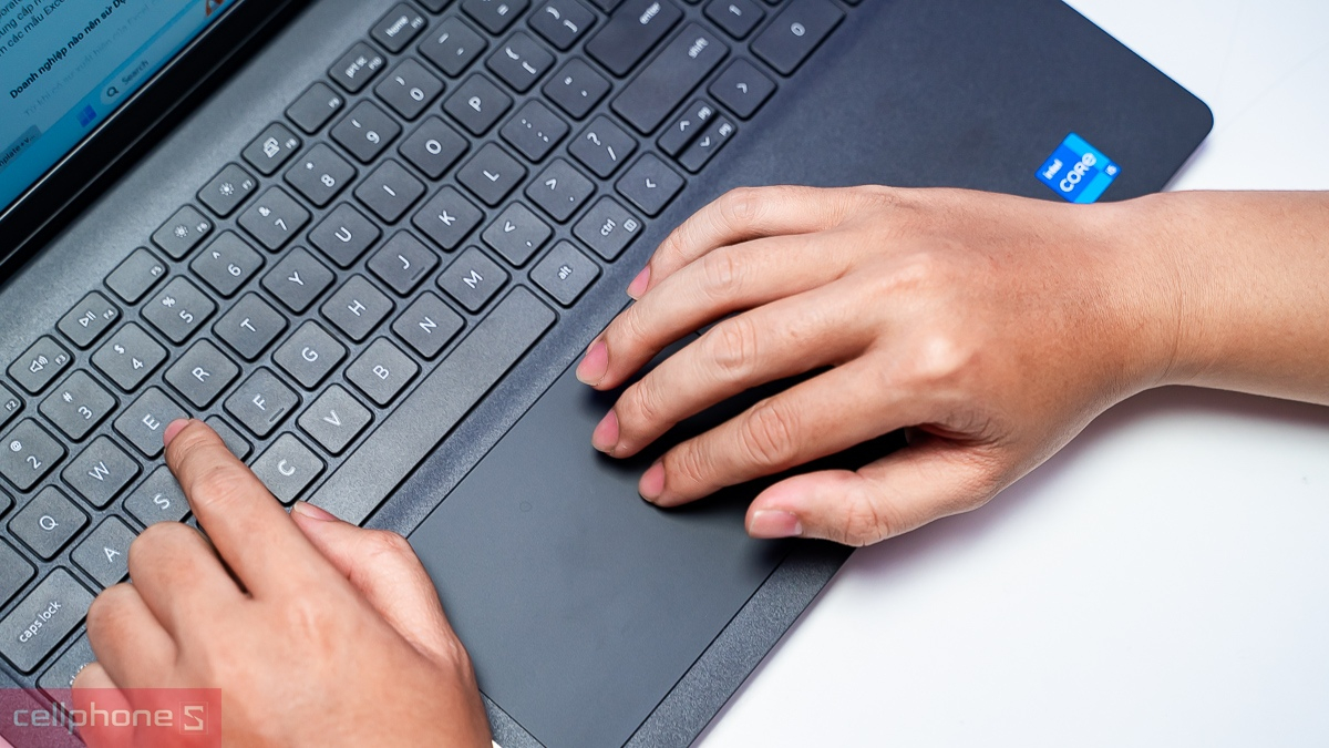 Hành trình phím sâu, touchpad có độ nhạy cao