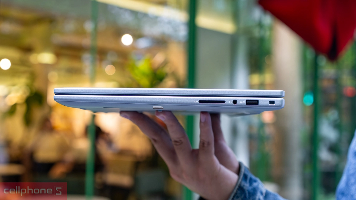 Pin và cổng kết nối của laptop Dell Inspiron 14 5440 N4I7204W1