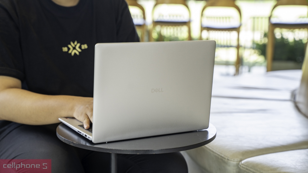 Laptop Dell với kích thước 14 inch 
