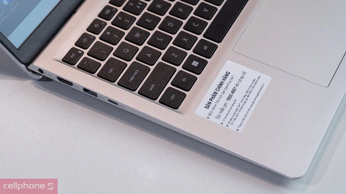 Dung lượng pin, cổng kết nối của laptop Dell 15 DC15250 3G7T0