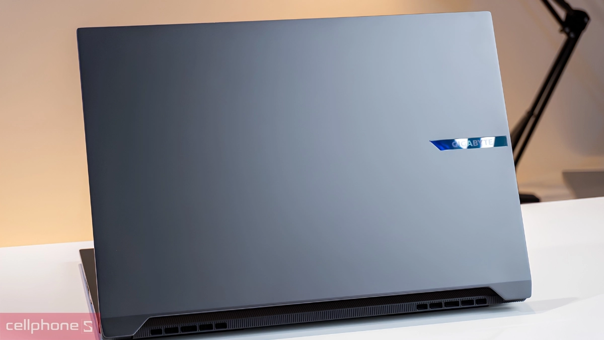 Laptop Gigabyte Aero mỏng nhẹ, màn hình OLED sắc nét