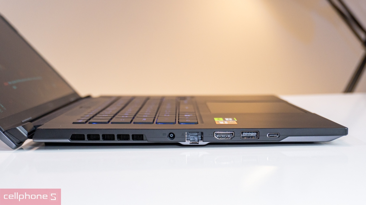 Laptop Gigabyte Aero có đa dạng cổng kết nối phục vụ công việc