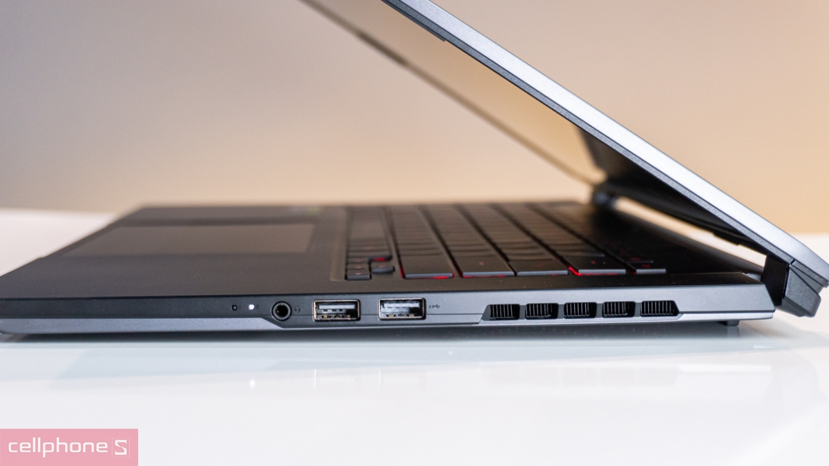 Laptop Gigabyte Aero hỗ trợ kết nối màn hình ngoài và thiết bị ngoại vi