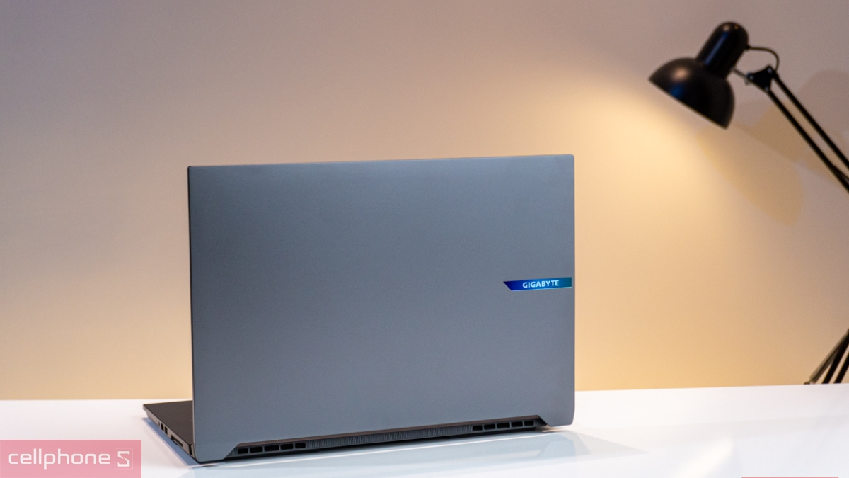 Laptop Gigabyte Aero sở hữu thiết kế thanh lịch, mỏng nhẹ và tối giản