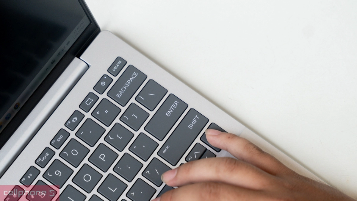 Cổng kết nối Laptop HP Omnibook 7 Aero 13-BG1083AU BZ7R9PA Ryzen AI 7