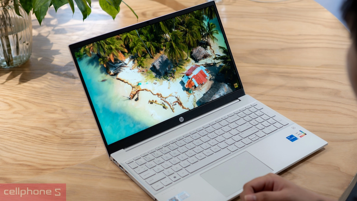 Màn hình và chất lượng hiển thị của laptop HP Pavilion 15-EG3095TU 8C5L6PA 16GB