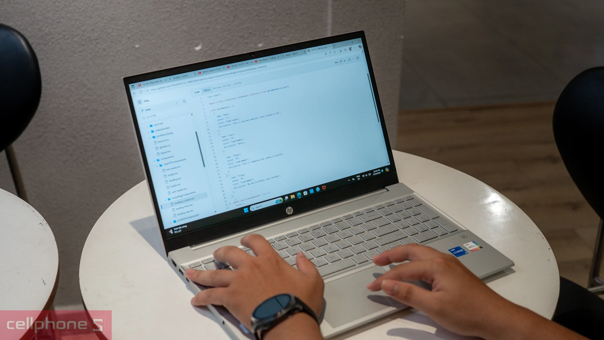 Bộ nhớ RAM và ổ cứng của laptop HP Pavilion 15-EG3095TU 8C5L6PA 16GB