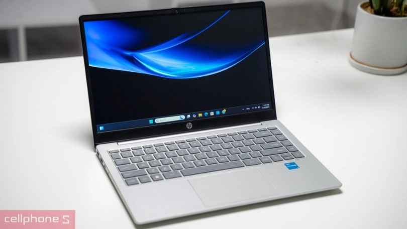 Màn hình và chất lượng hiển thị của laptop HP 14-EP0220TU B73VWPA 16GB