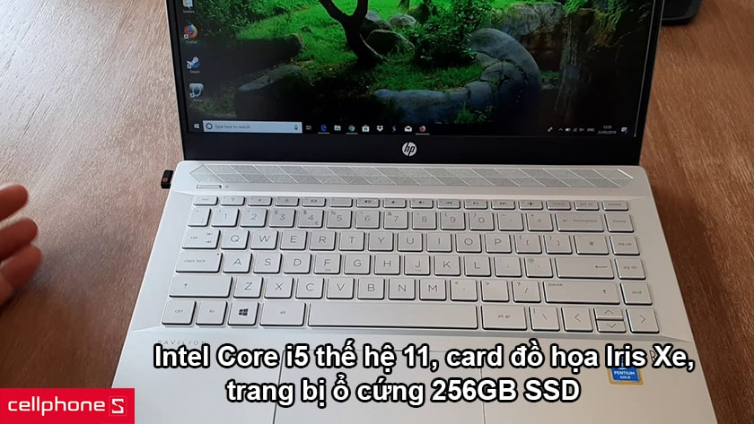Intel Core i5 thế hệ 11, card đồ họa Iris Xe, trang bị ổ cứng 256GB SSD