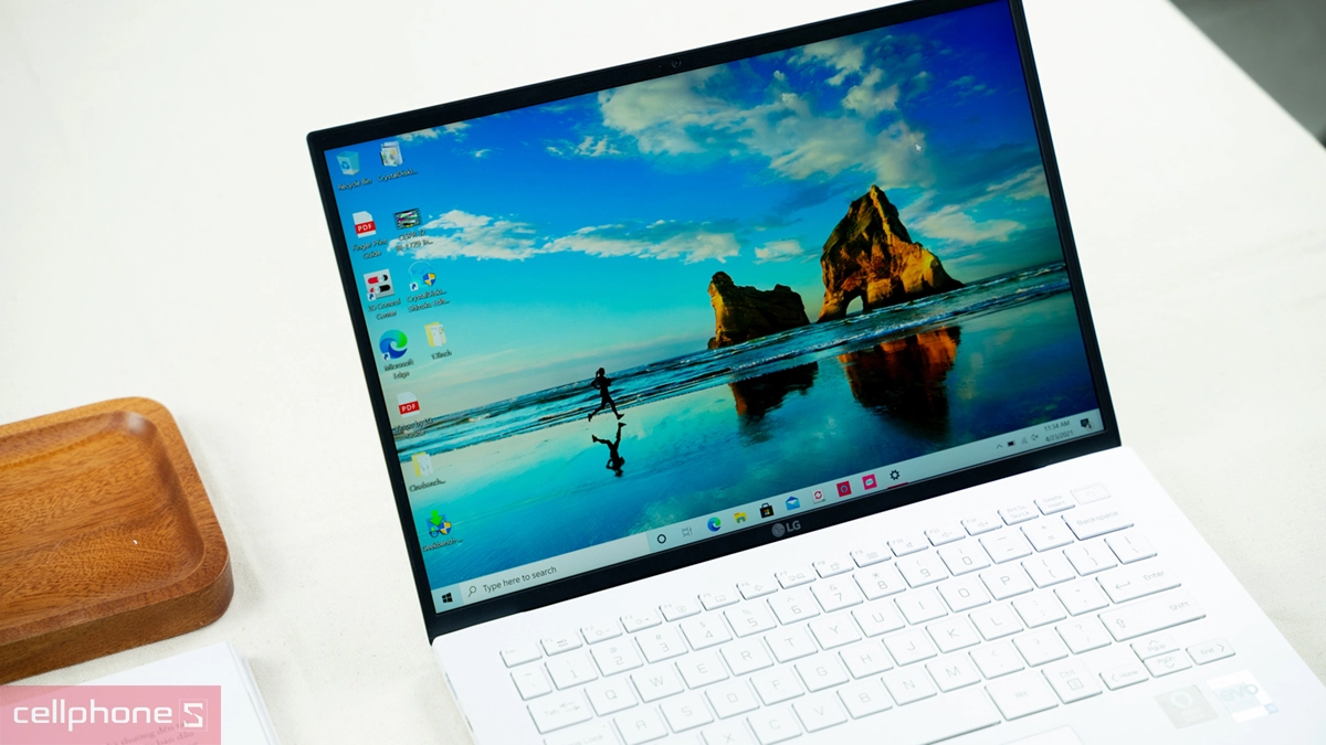 Màn hình bảo vệ mắt cùng pin “siêu trâu”