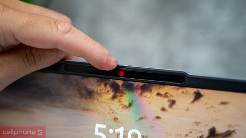 Bàn phím đèn LED trắng, webcam độ phân giải sắc nét FHD