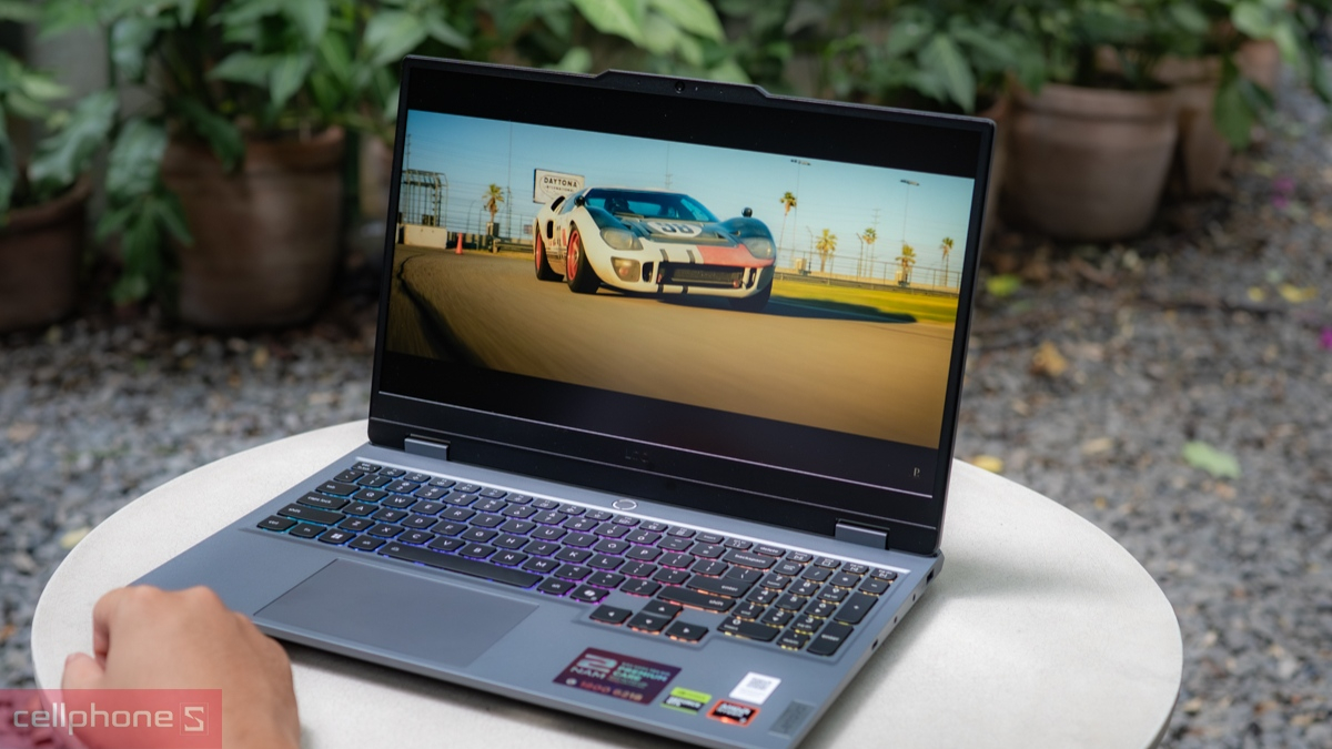 Xem phim và chơi game mượt nhờ LOQ 15