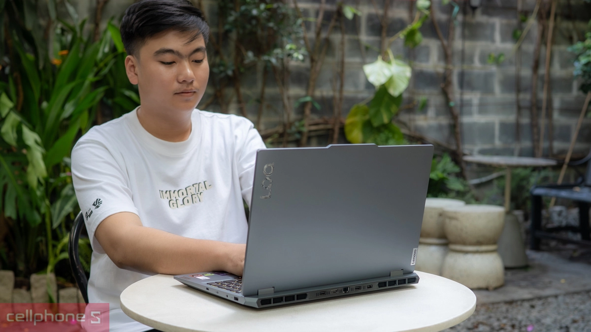 Laptop Lenovo LOQ 15AHP10 83JG0047VN sở hữu thiết kế mạnh mẽ