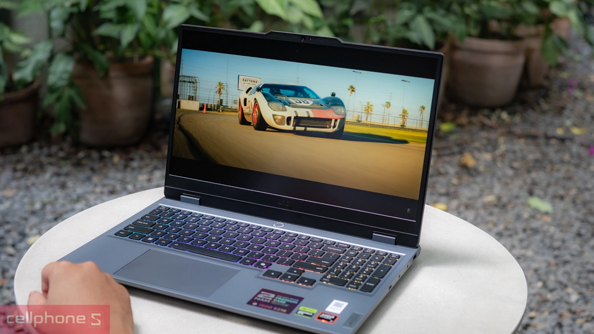 Màn hình laptop Lenovo LOQ 15AHP10 83JG0047VN có kích thước là 15.6 inches