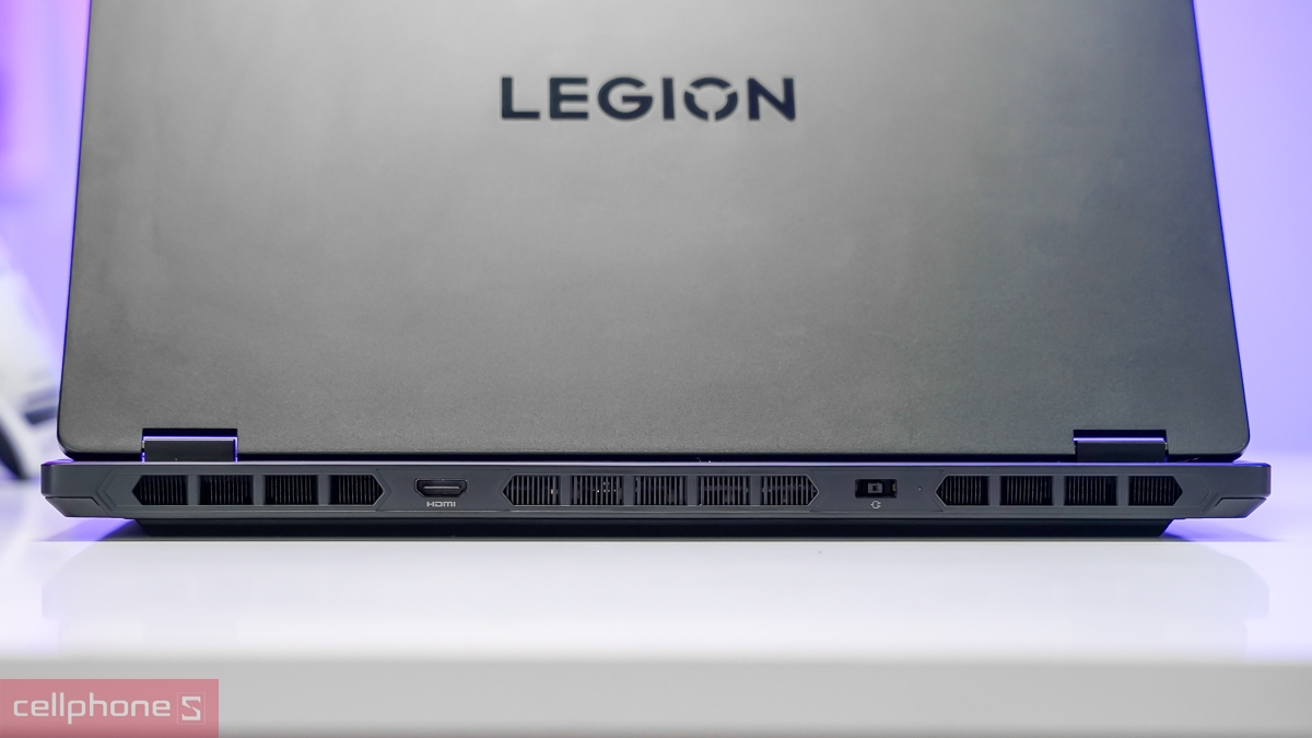 Lenovo Legion 5 bố trí cổng kết nối phía sau giúp không gian gọn gàng
