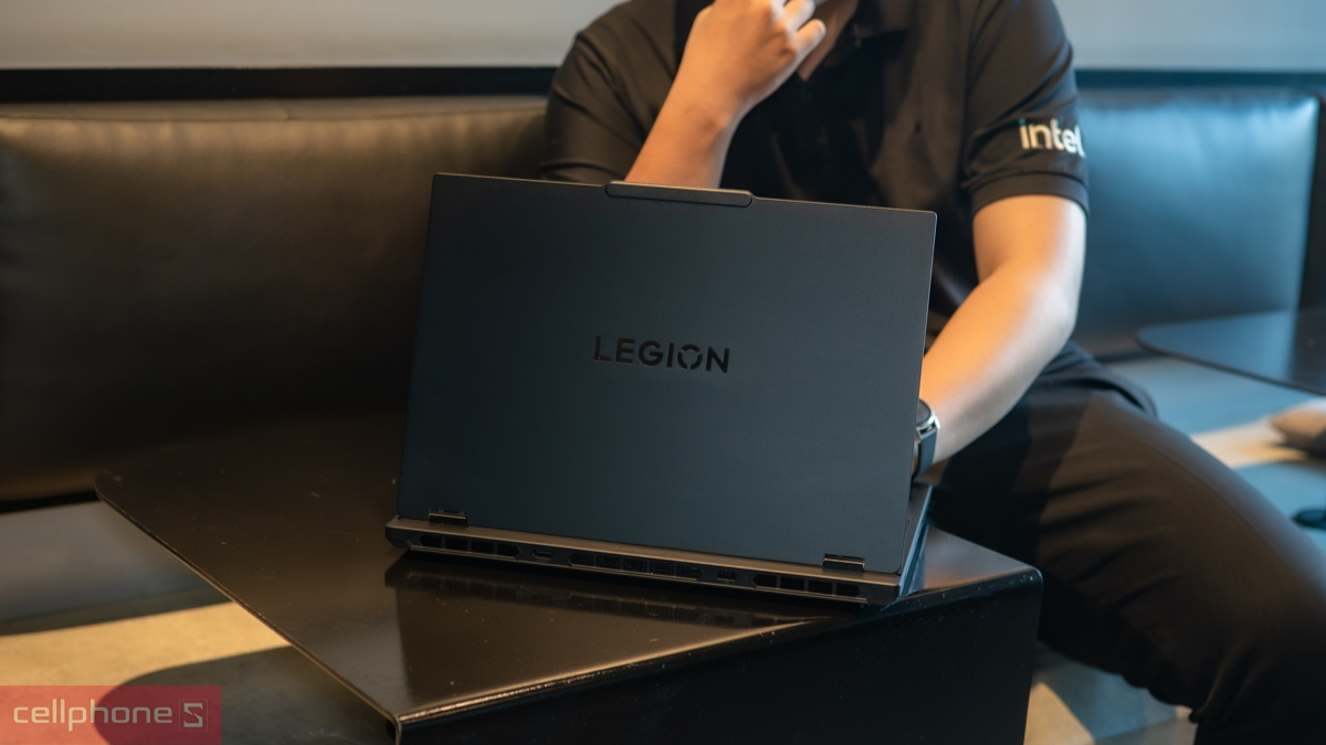 Lenovo Legion 5 có nắp lưng hợp kim nhôm với màu sắc trung tính