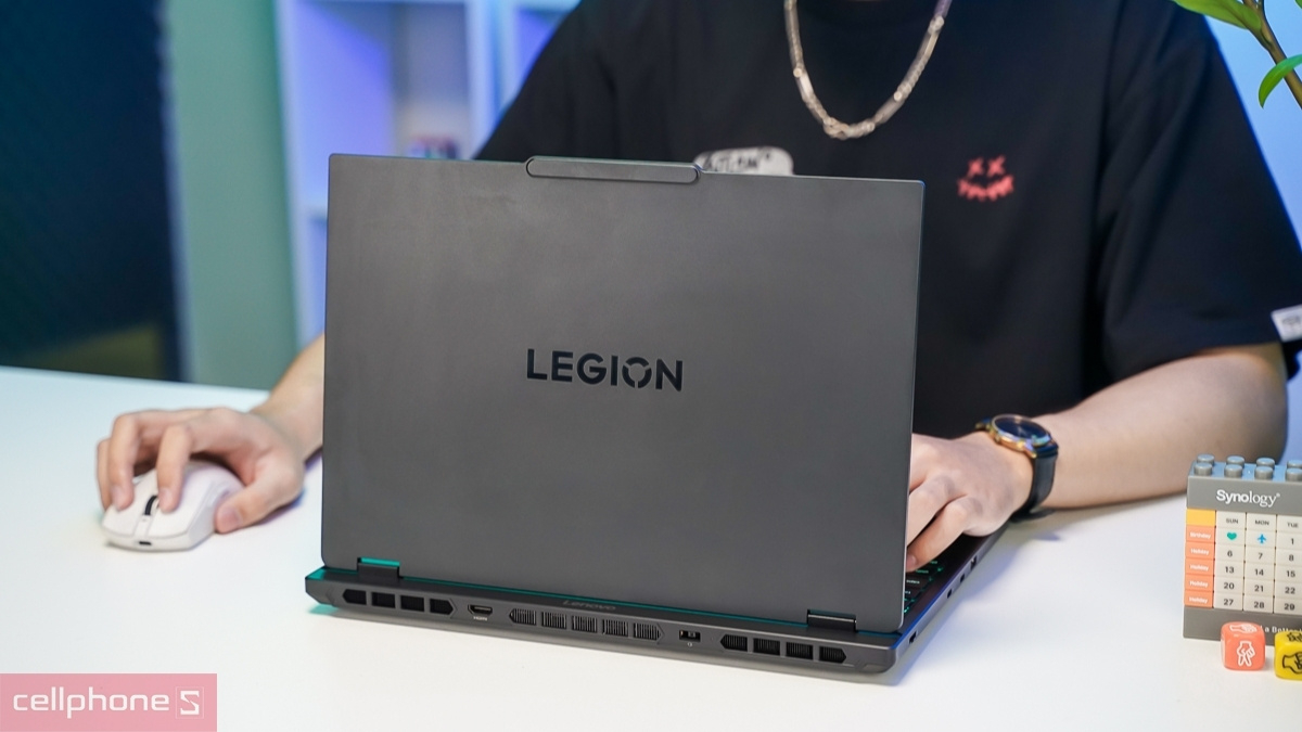 Lenovo Legion 5 sở hữu khung vỏ kiên cố thuận tiện khi di chuyển