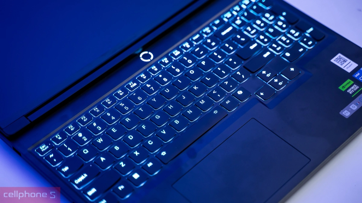 Lenovo Legion 7 trang bị bàn phím TrueStrike cùng hệ thống đèn nền RGB