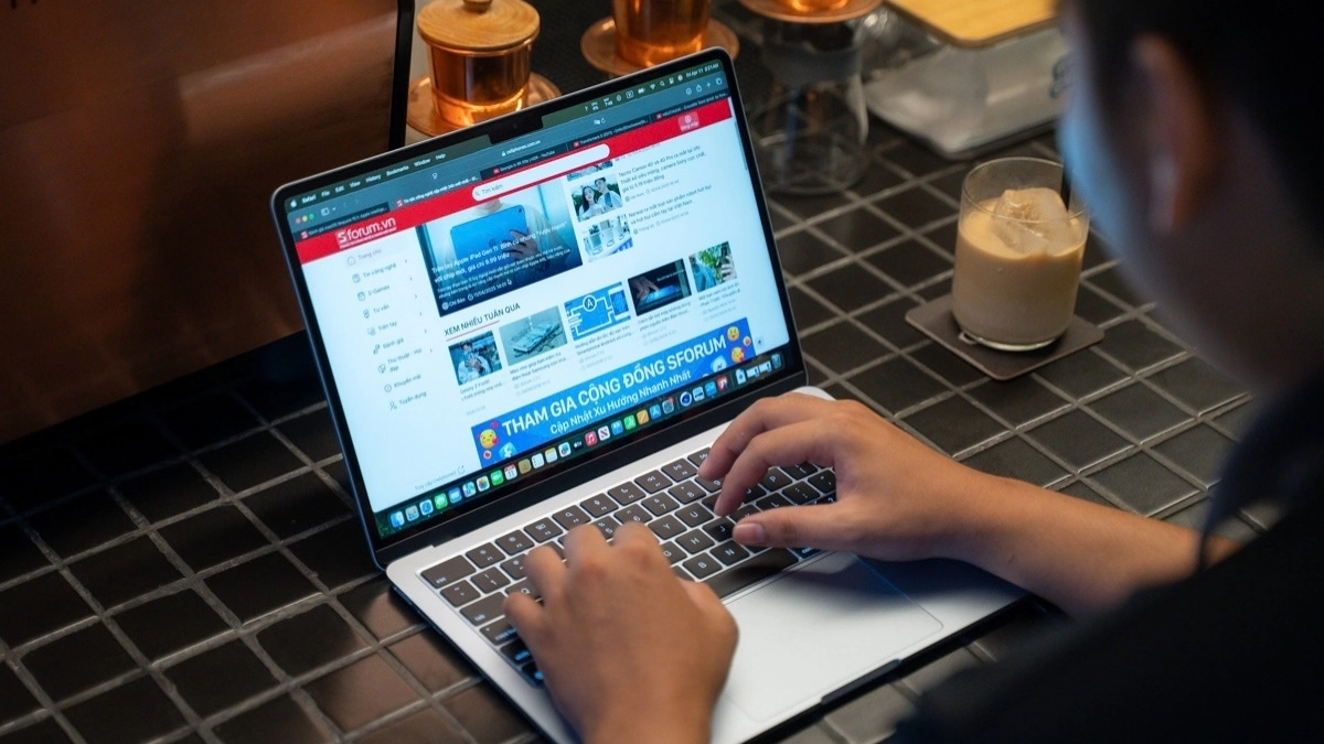 Macbook với bàn phím cho cảm giác gõ êm và thoải mái