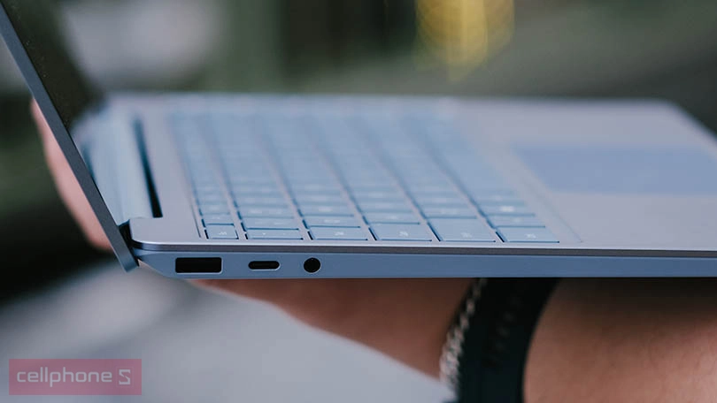 Màn hình 12.4 inch nhỏ gọn, hỗ trợ cảm ứng