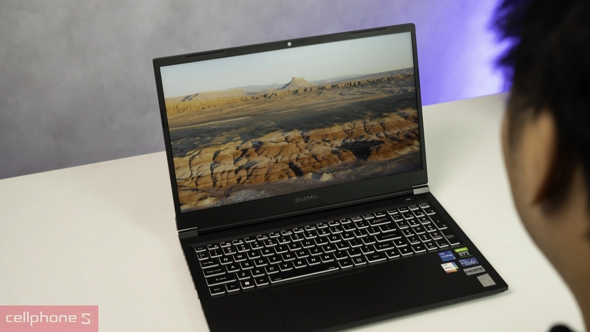 Laptop Colorful thân máy nhỏ gọn, thuận tiện mang theo khi di chuyển