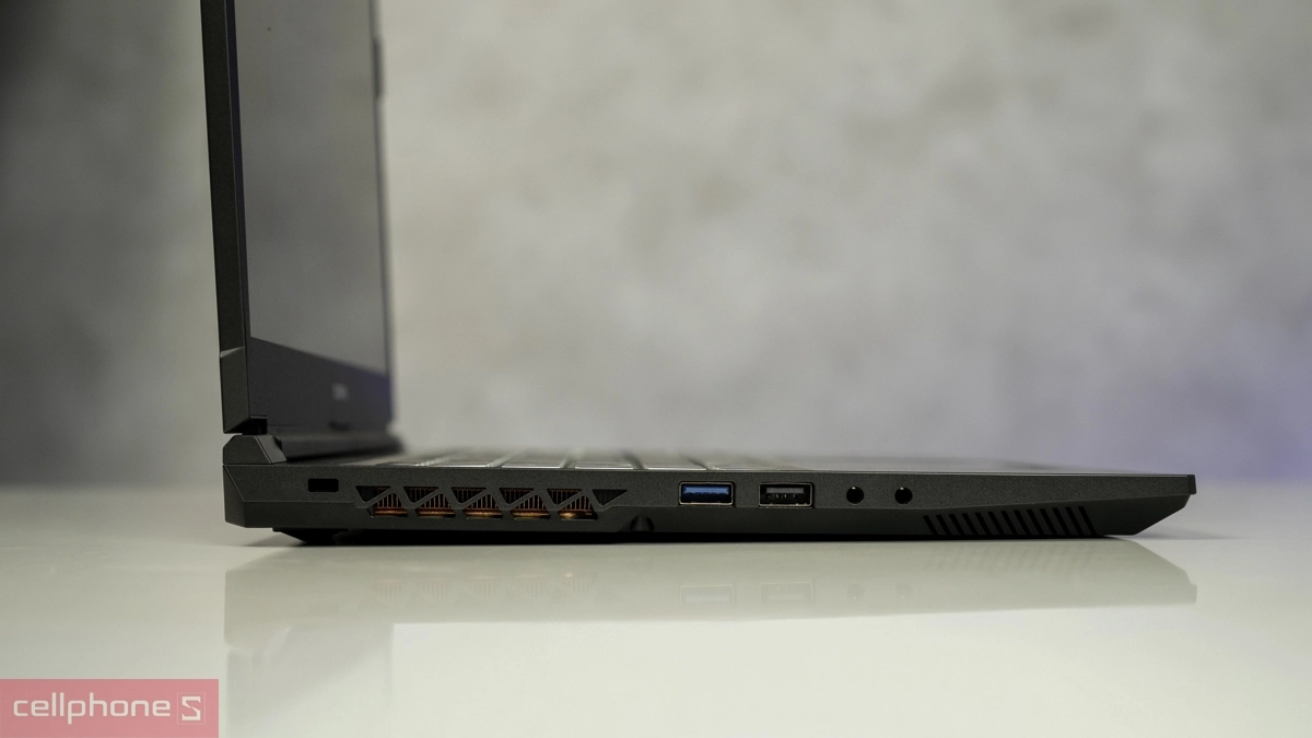 Laptop Colorful hệ thống cổng kết nối hỗ trợ liên kết ngoại vi nhanh chóng