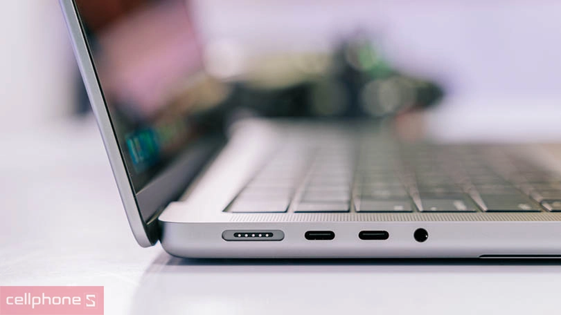 Macbook Pro có cổng USB không