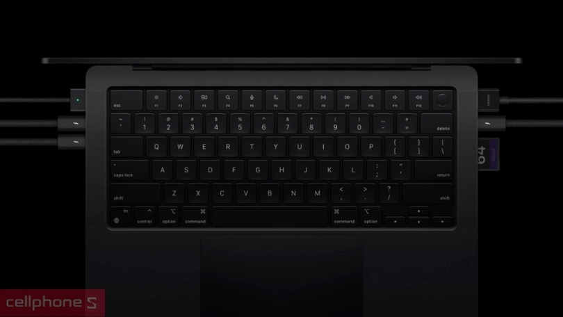 Macbook Pro 2024 với kết nối với cổng Thunderbolt 5