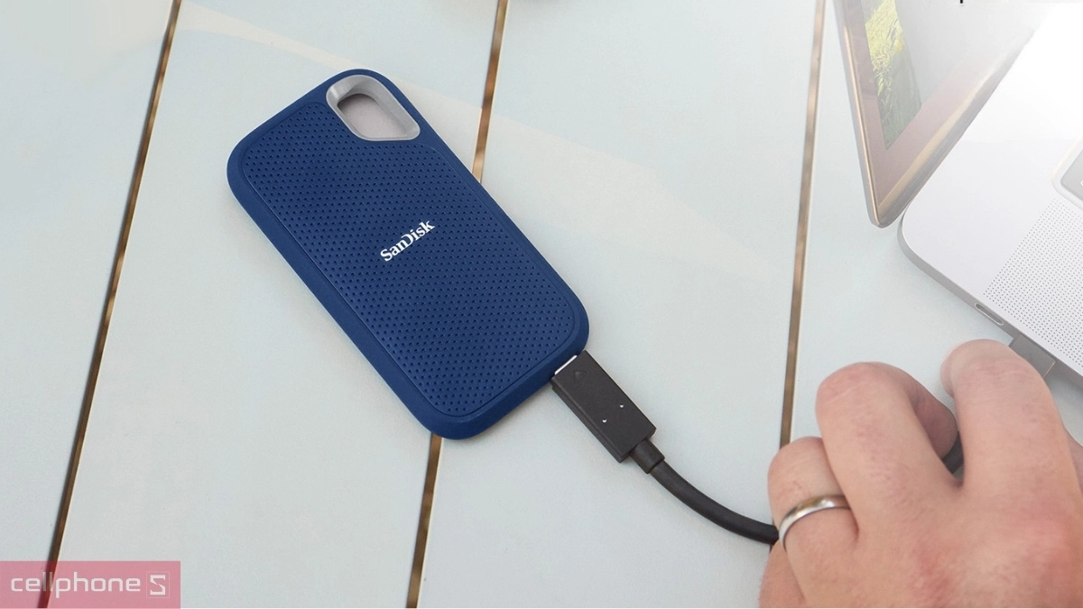 So sánh Chuẩn SSD bền bỉ Ổ cứng di động SSD Sandisk E61 Extreme Portable Royal Blue 1TB với E60