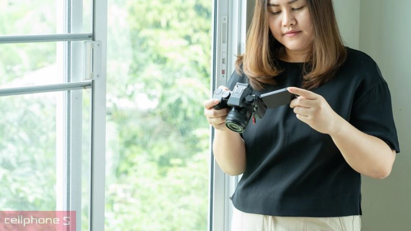máy ảnh không gương lật có thiết kế nhỏ gojn cùng tính năng nổi bật, hiện đại