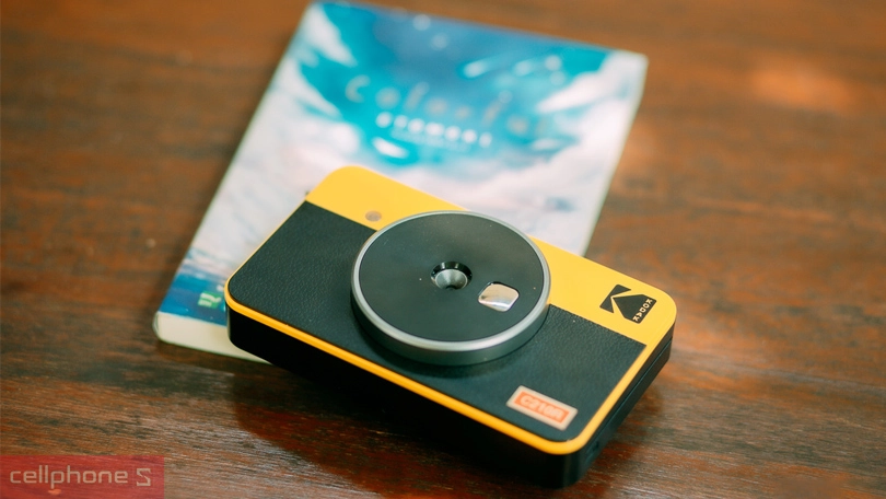 Máy chụp ảnh lấy liền có tốc độ chụp khá chậm nhưng đổi lại có màu sắc độc đáo