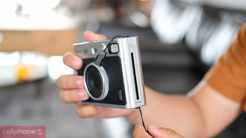 Máy ảnh chụp lấy liền có thiết kế cổ điển và in ảnh ngay lập tức